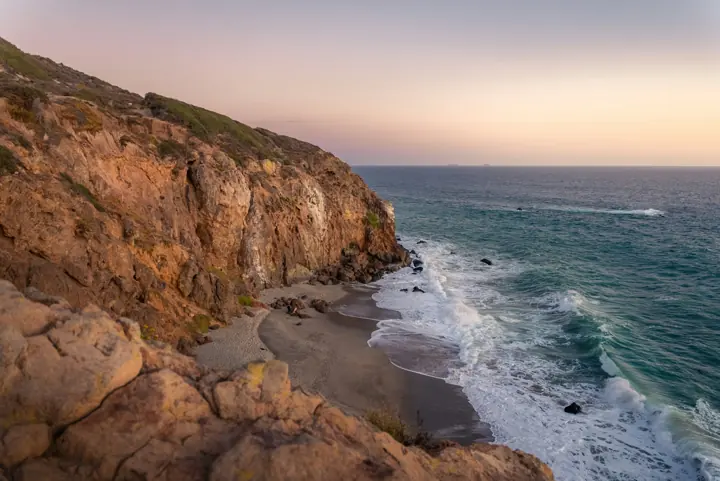 Acantilados y mar en la costa