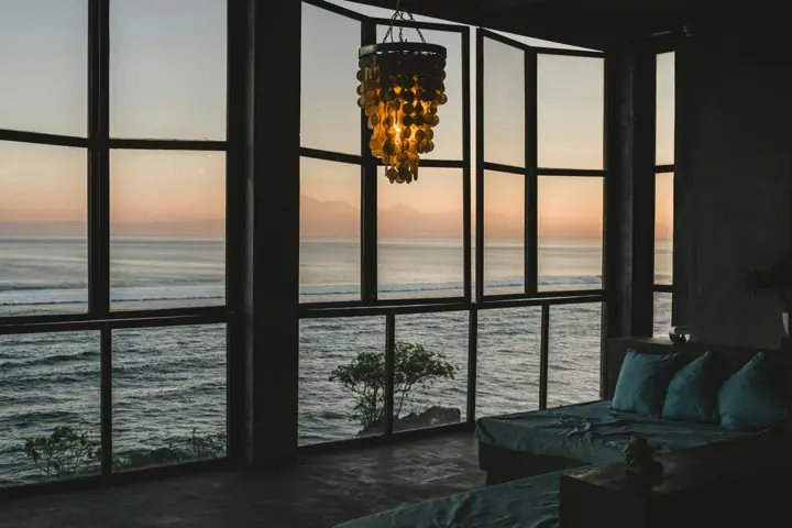Living frente al mar al atardecer