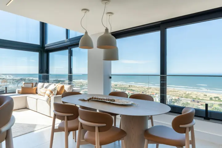 Comedor con vista a la playa