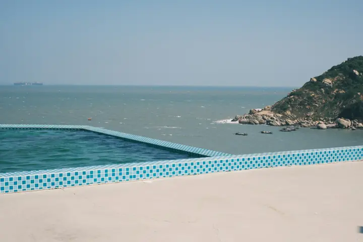 Piscina frente a una punta rocosa