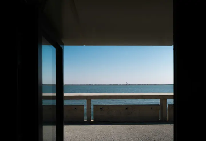 Vista al mar enmarcada por una ventana